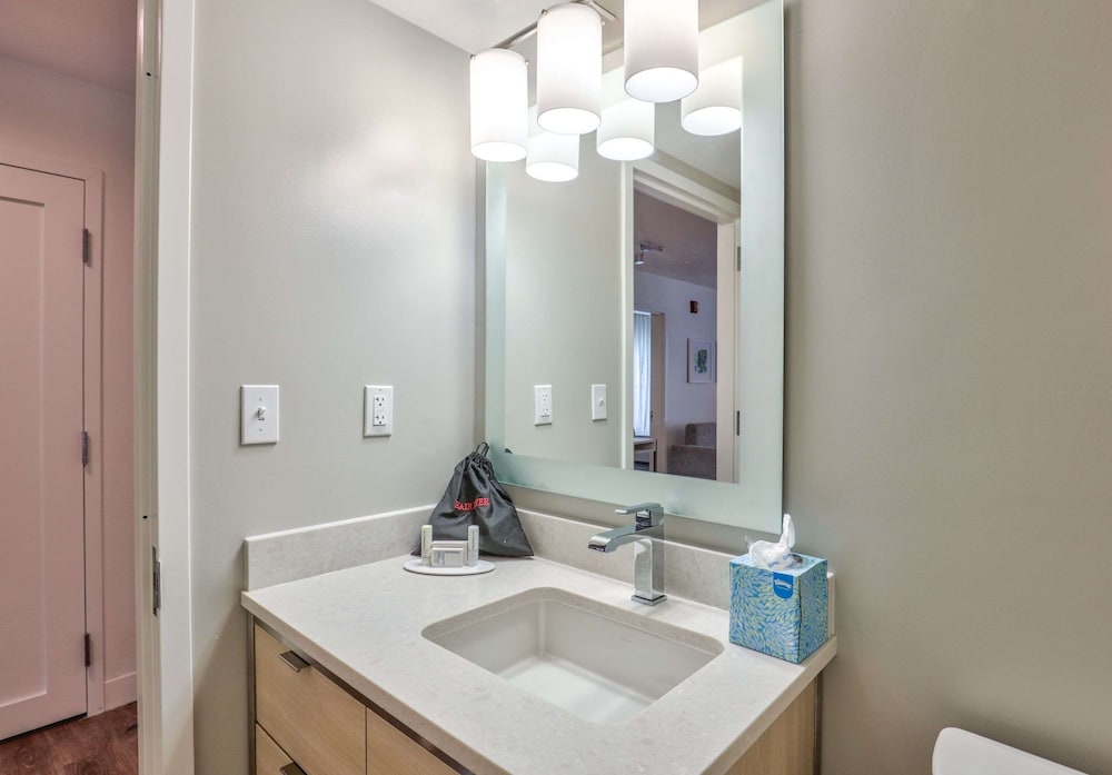 Suite, 1 Queen Bed with Sofa bed, Non Smoking - Photo 5