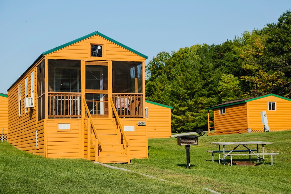 Basic Cabin, 2 Bedrooms (Linens Included) photo 2