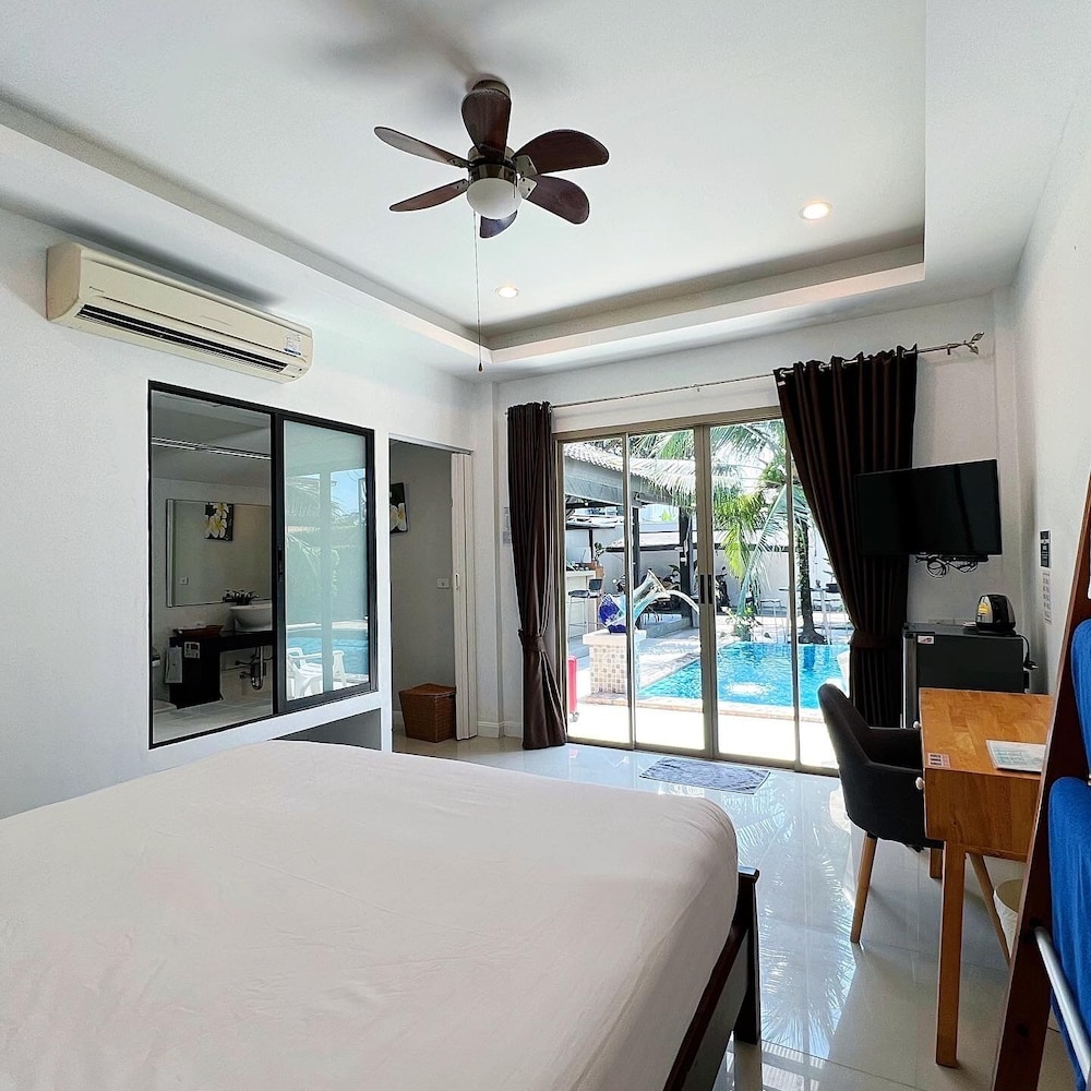 Standard Room, 1 King Bed, Pool Access