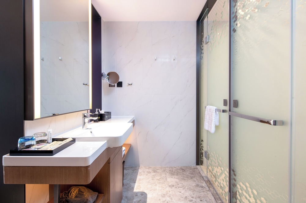 Superior Twin Room, 2 Double Beds, Private Bathroom, Courtyard View photo 3