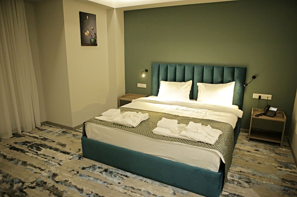 Economy Double Room, 1 King Bed photo 2