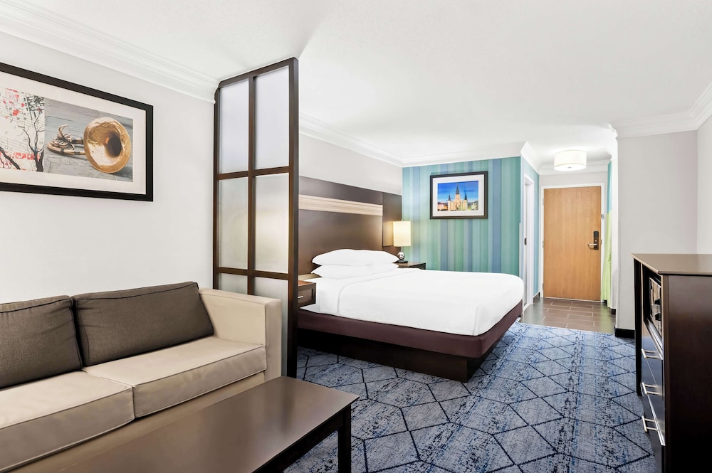 Suite, 1 King Bed, Non Smoking, Refrigerator & Microwave - Photo 4
