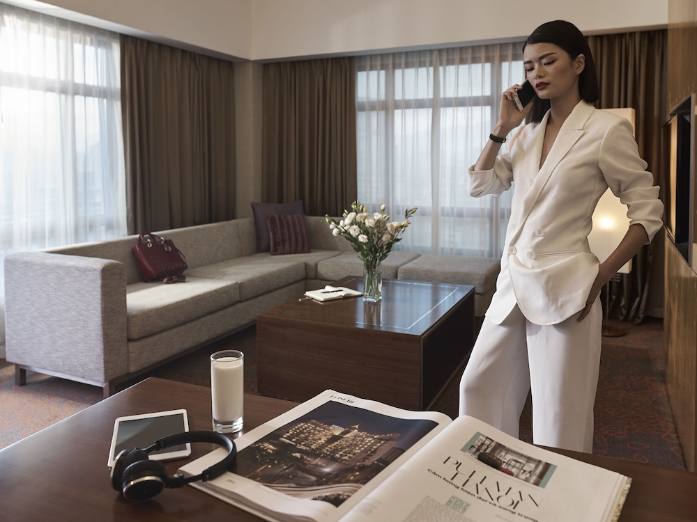 Executive Suite, 1 King Bed, Club Lounge Access photo 3