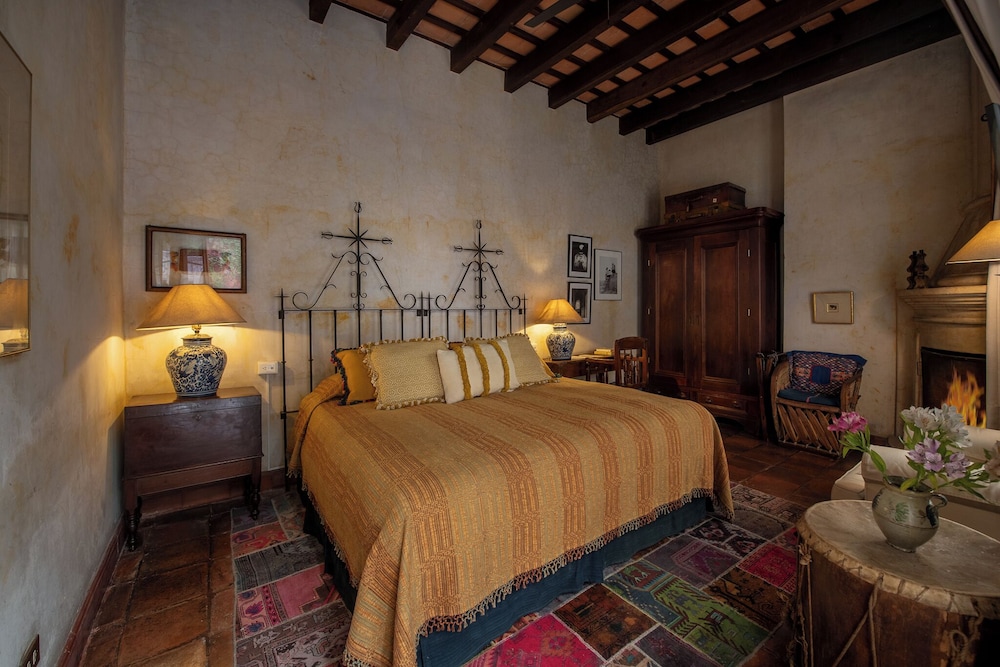 Deluxe Room, 1 King Bed, Fireplace photo 3