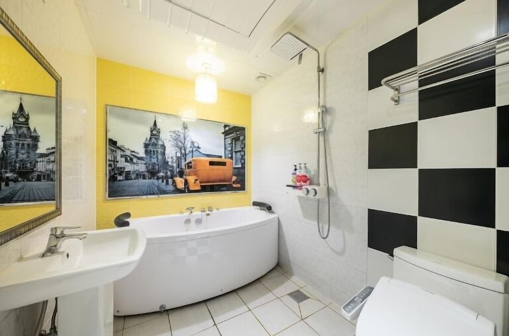 Standard Room, 1 King Bed, Non Smoking, Jetted Tub - Photo 6