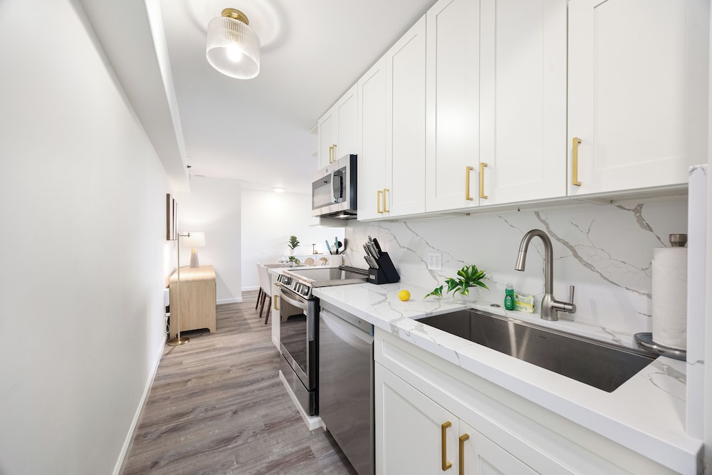 Premium Remodeled Condo with Ocean View and Parking: Premium Apartment, 1 King Bed with Sofa bed, Ocean View (WB 2713 T1) photo