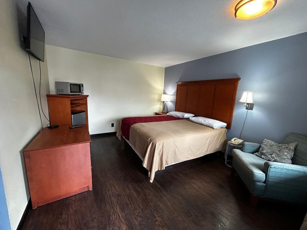 Room, 1 King Bed, Non Smoking - Photo 8