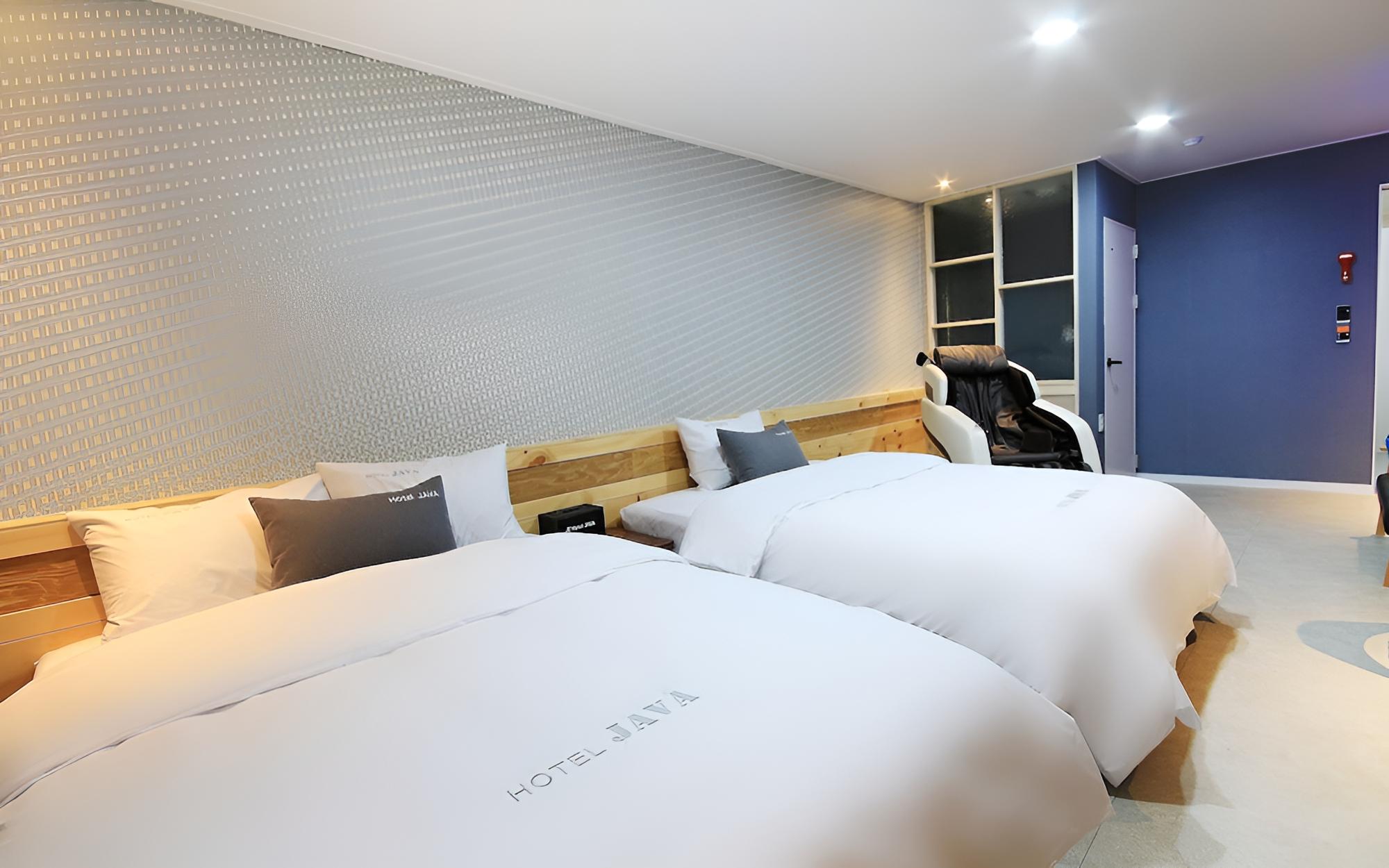Room (Suite A (2 double + massage chair Net) photo 2