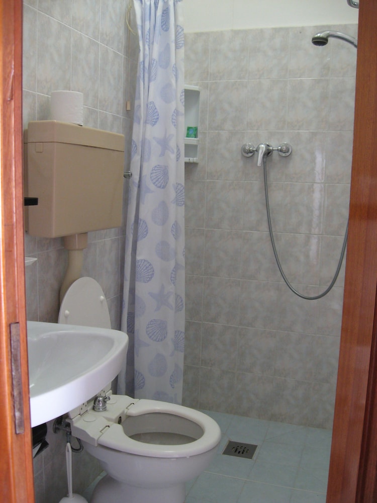 Standard Triple Room, Ensuite photo 2