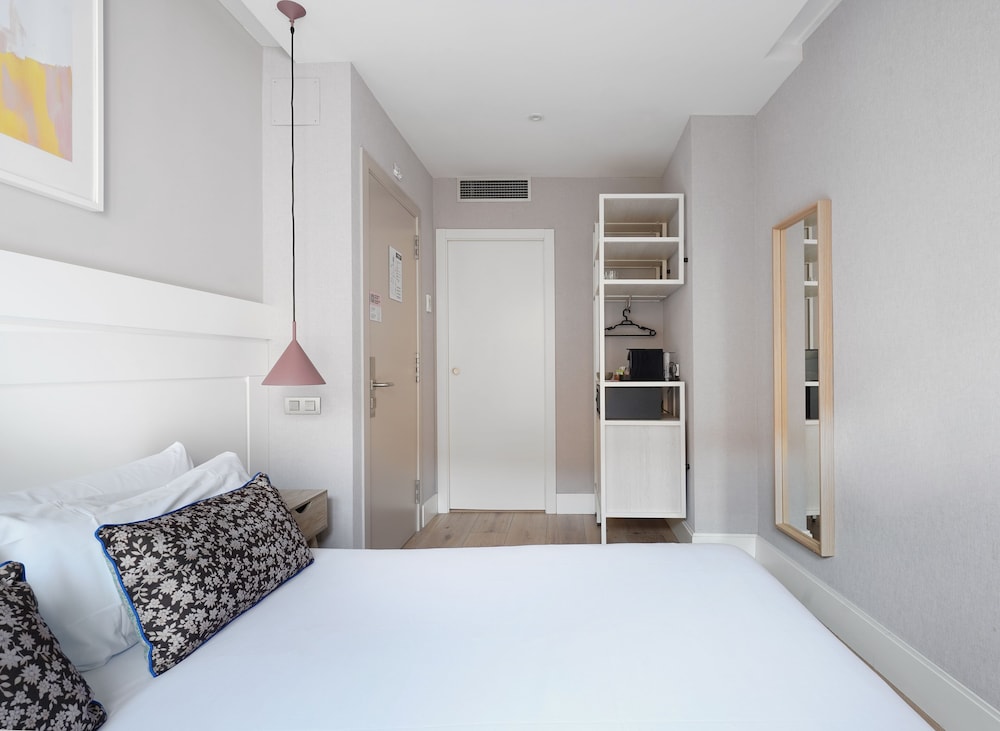 Small Room photo 2