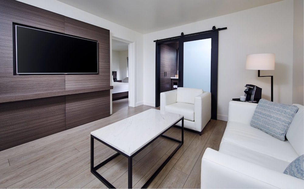Junior Suite, 1 King Bed - Photo 1