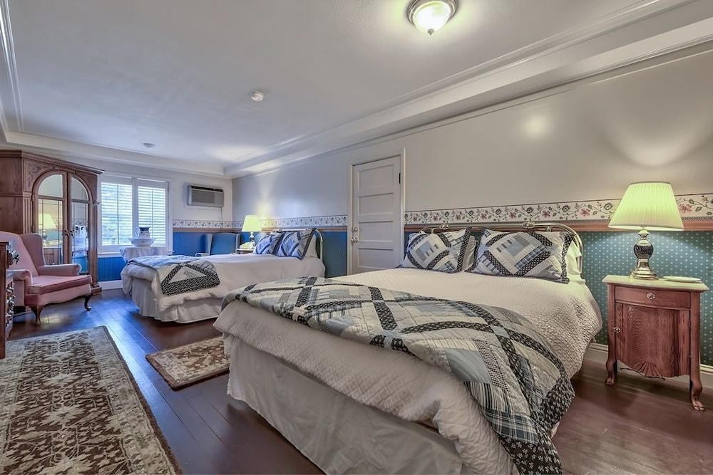Signature Room, 2 Queen Beds (Masonic) photo 1