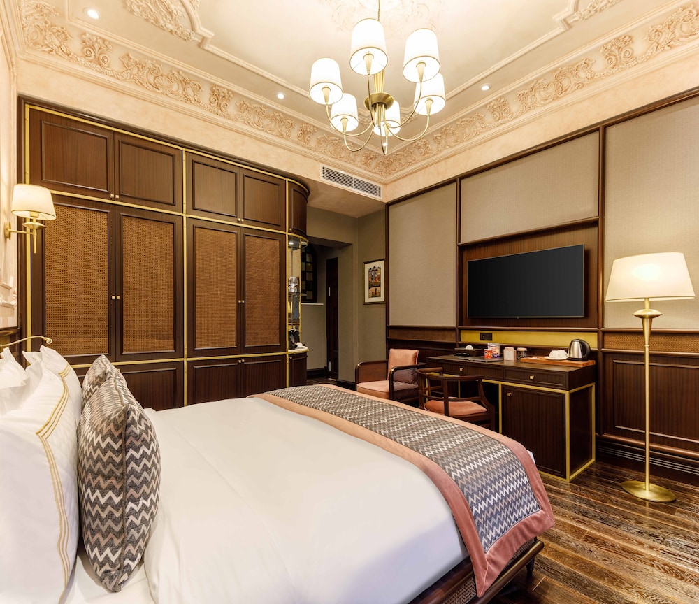 Premium Double Room thumbnail 5