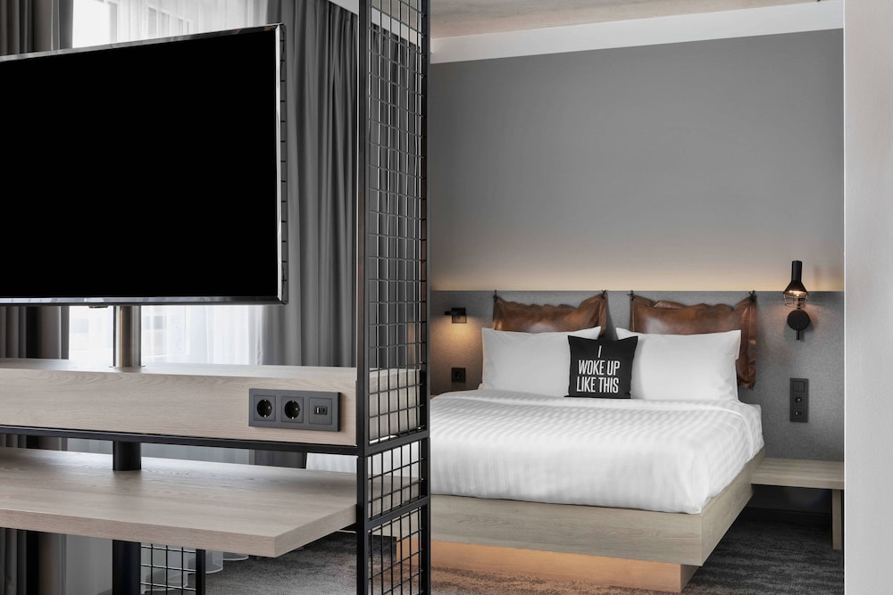 Family Room, 1 Queen Bed with Sofa bed thumbnail 5