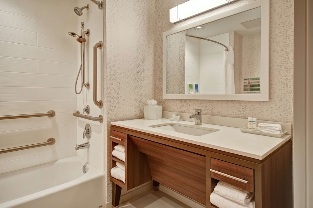 Studio, 1 King Bed, Accessible, Bathtub photo 2