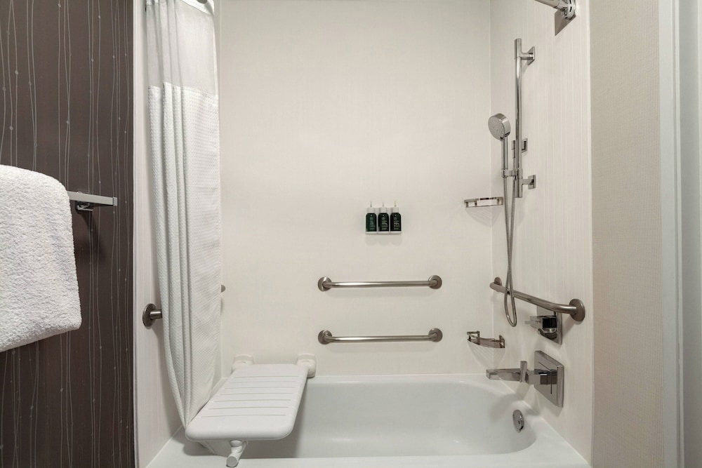 Room, 2 Queen Beds (Mobility/Hearing Accessible, Tub) - Photo 1