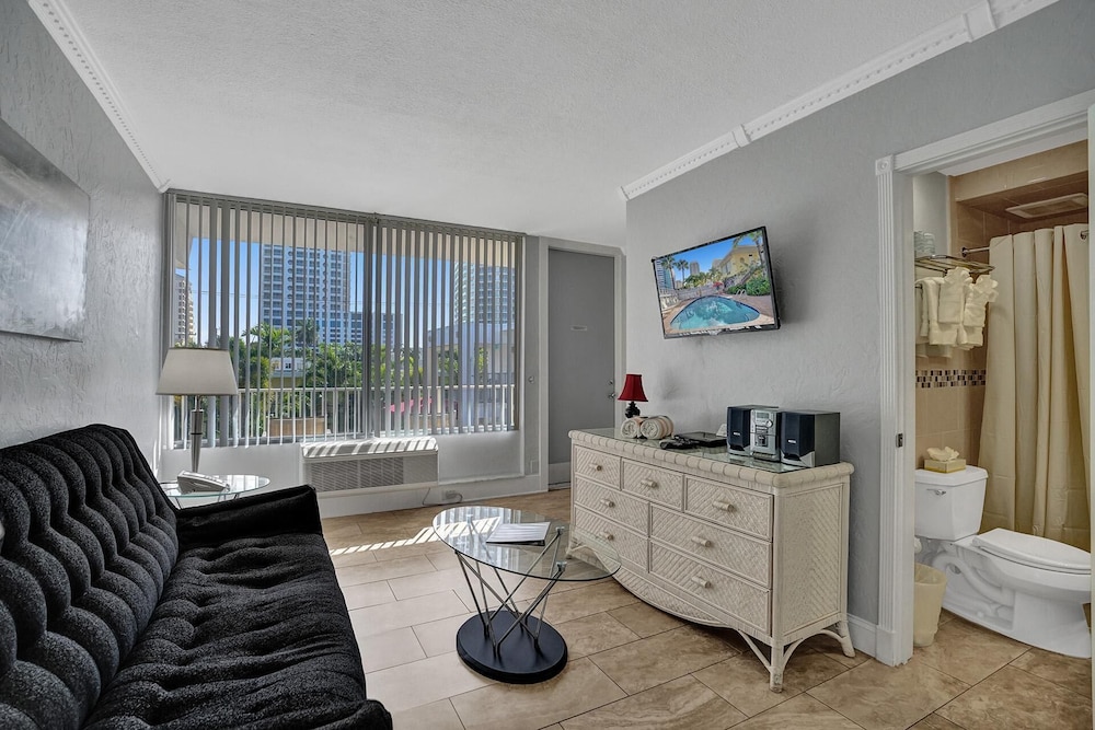 Suite, Men only, Pool View
