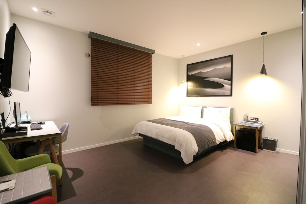 Standard Double Room - Photo 8