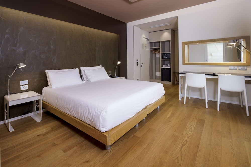 Superior Room, 1 Queen Bed - Photo 25