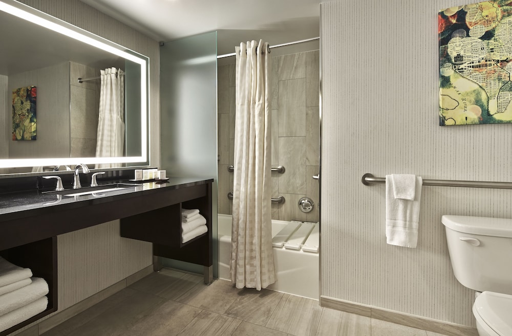 Suite, 1 King Bed, Accessible, Bathtub (Mobility & Hearing) - Photo 4