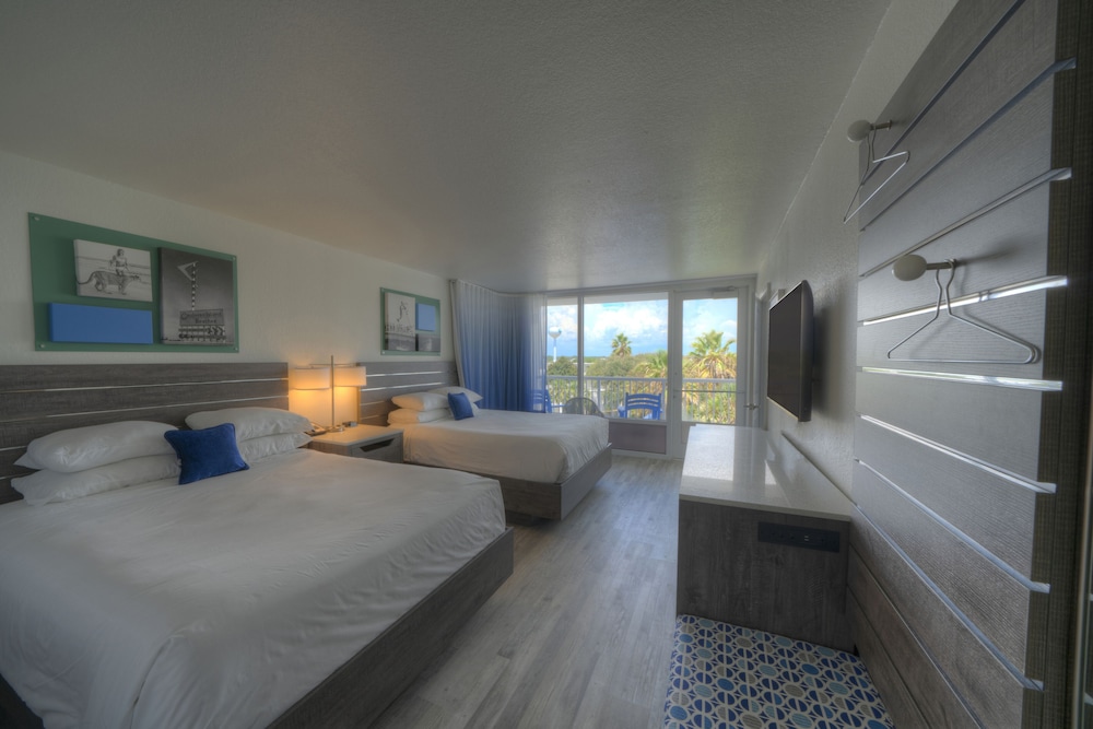 Junior Suite, Multiple Beds, Pool View photo 1