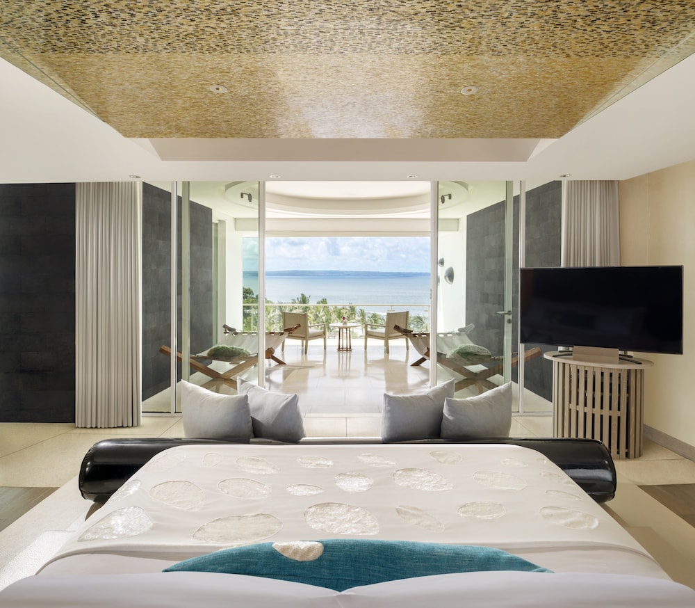 Penthouse Bi-Level Suite, 1 King, 2 Queen, Panoramic Ocean View photo 2