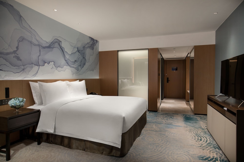 Deluxe King Room - Photo 2