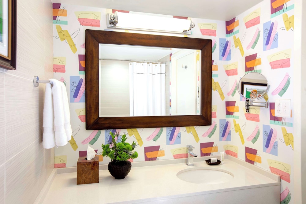 Family Room, 1 King Bed (Roll-In Shower, Mobility) - Photo 7