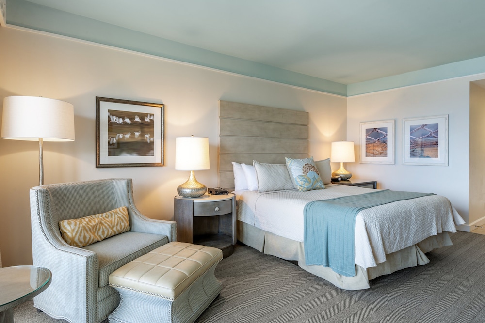 Premier Suite, 1 King Bed, Ocean View, Corner (Pool View) - Photo 3