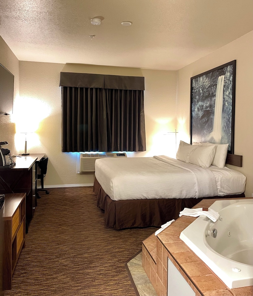 Deluxe Room, 1 King Bed, Jetted Tub photo 1