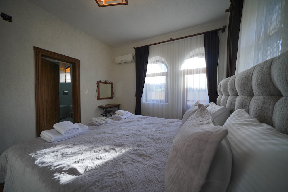 Deluxe Room With Balcony photo 1