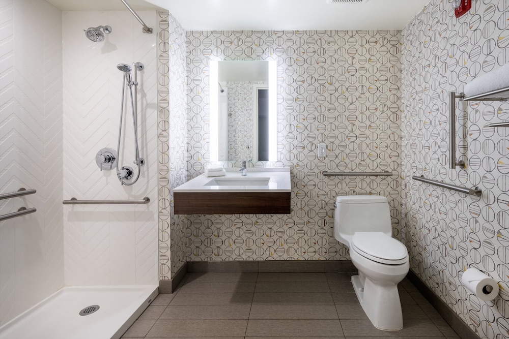 Room, 2 Queen Beds, Accessible (Roll-In Shower) photo 3