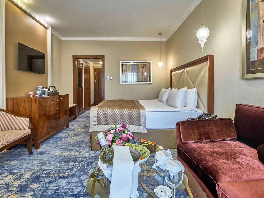 Premium Room, 1 King Bed - Photo 2