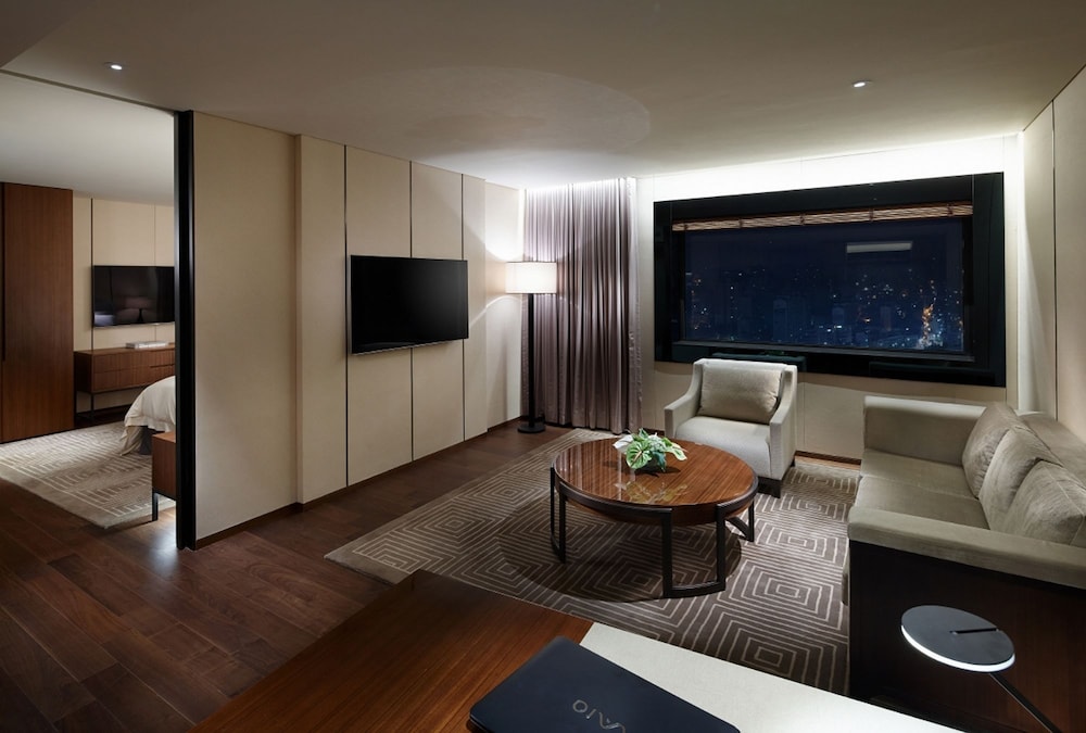 Includes Executive Suite with Pool Access (Non Smoking)