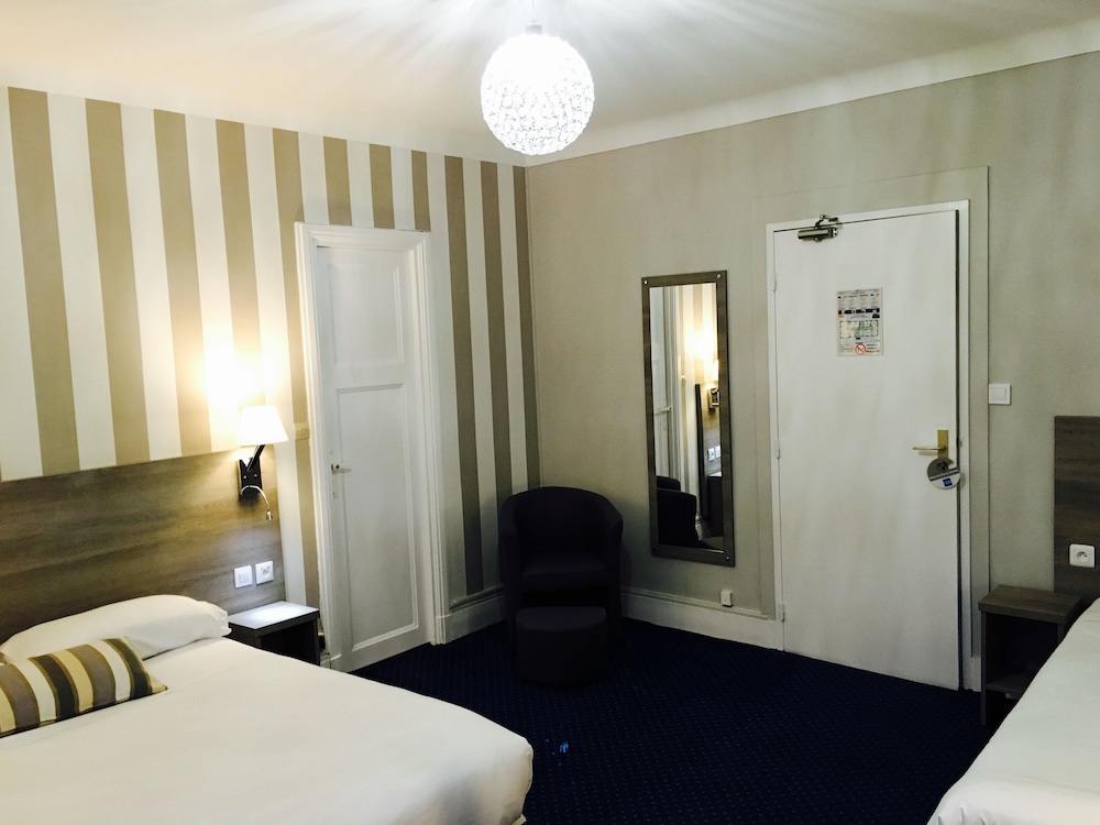 Standard Room, Multiple Beds, Non Smoking, Bathtub - Photo 2