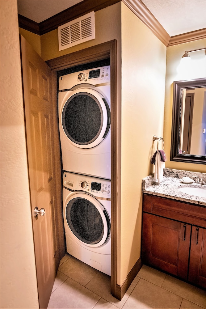 Luxury Studio Suite, 2 Queen Beds, Kitchen
