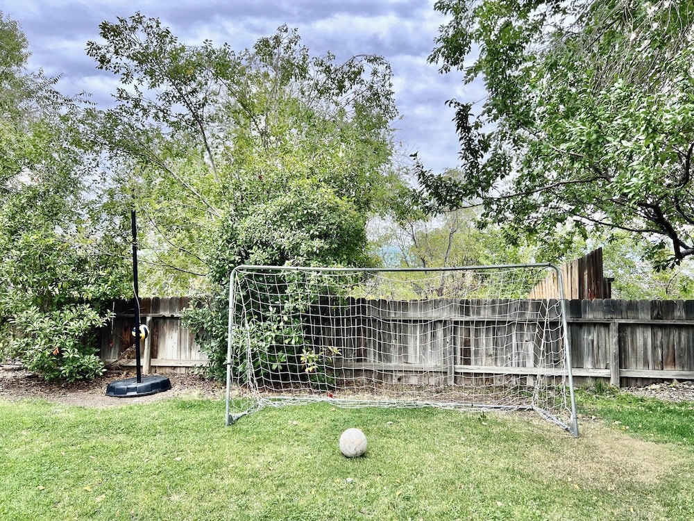 DT Reno - 4BR Home w Patio BBQ Grill Games Room, Photo 10
