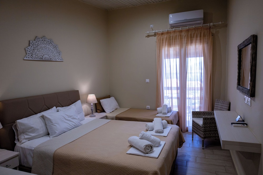 Standard Triple Room, Multiple Beds, Sea View photo 2