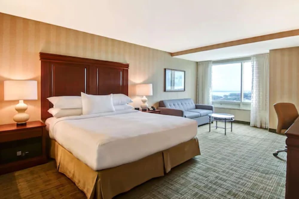 Premium Room, 1 King Bed, Soaker Tub, US Falls View - Photo 1