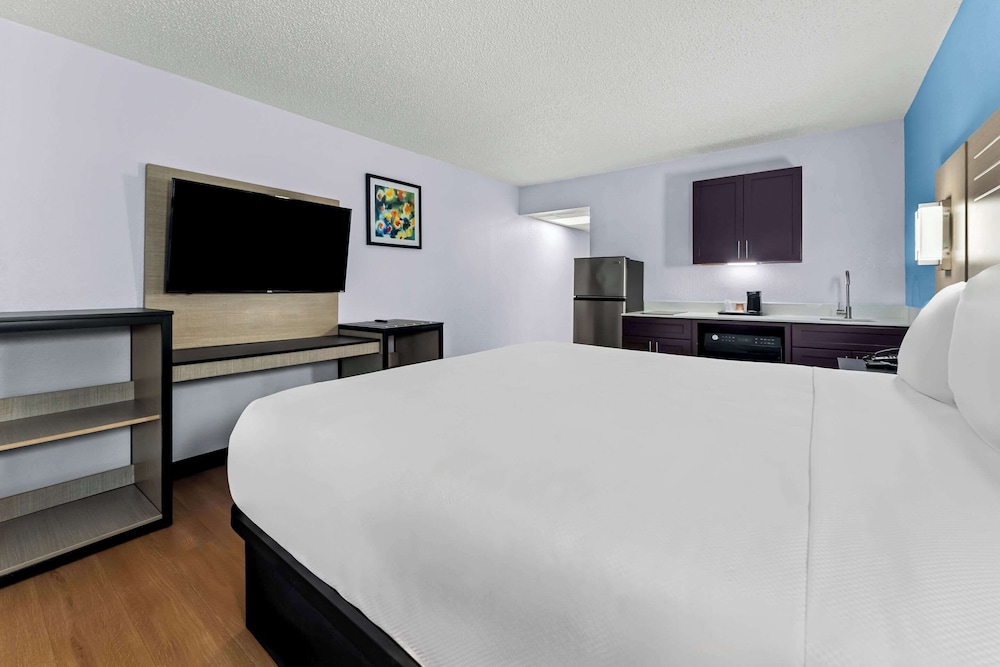 Standard Room, 1 King Bed, Non Smoking photo 2