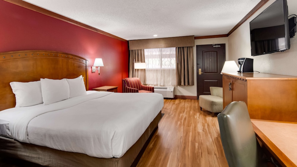 Standard Room, 1 King Bed, Non Smoking, Refrigerator photo 2