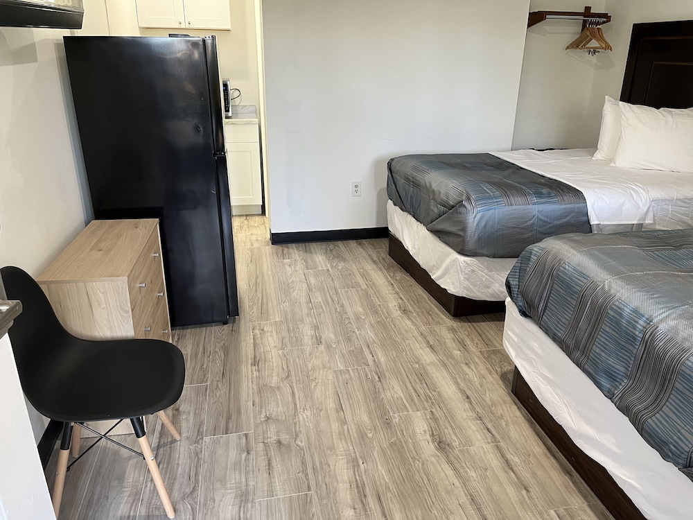 Standard Room, 2 Double Beds, Non Smoking - Photo 10