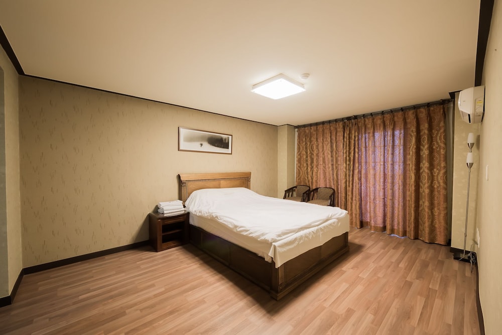 Main Royal Suite Room