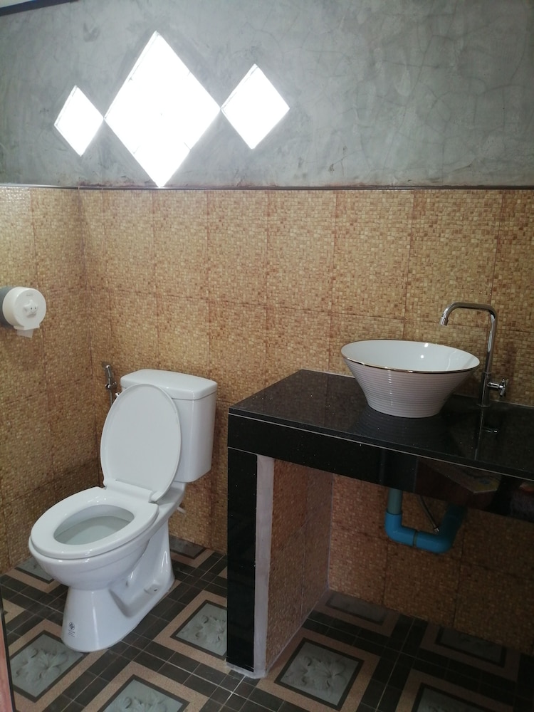 Double Room, 1 King Bed (Air conditioned) photo 3