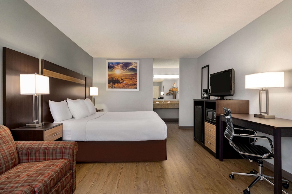 Studio Suite, 1 King Bed, Non Smoking - Photo 1