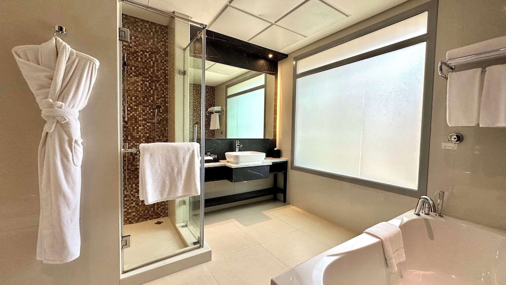Premium Suite, 1 King Bed, Non Smoking, Kitchen (Separate Living Room, Full Kitchen) - Photo 3