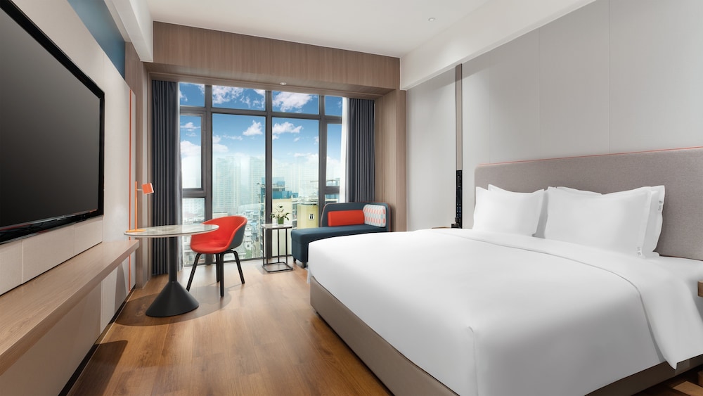 Standard Room, 1 King Bed (High Floor, Extra Floor Space) - Photo 1