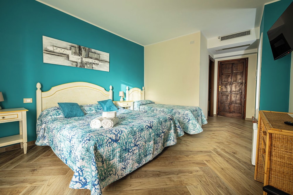 Superior Triple Room photo 2