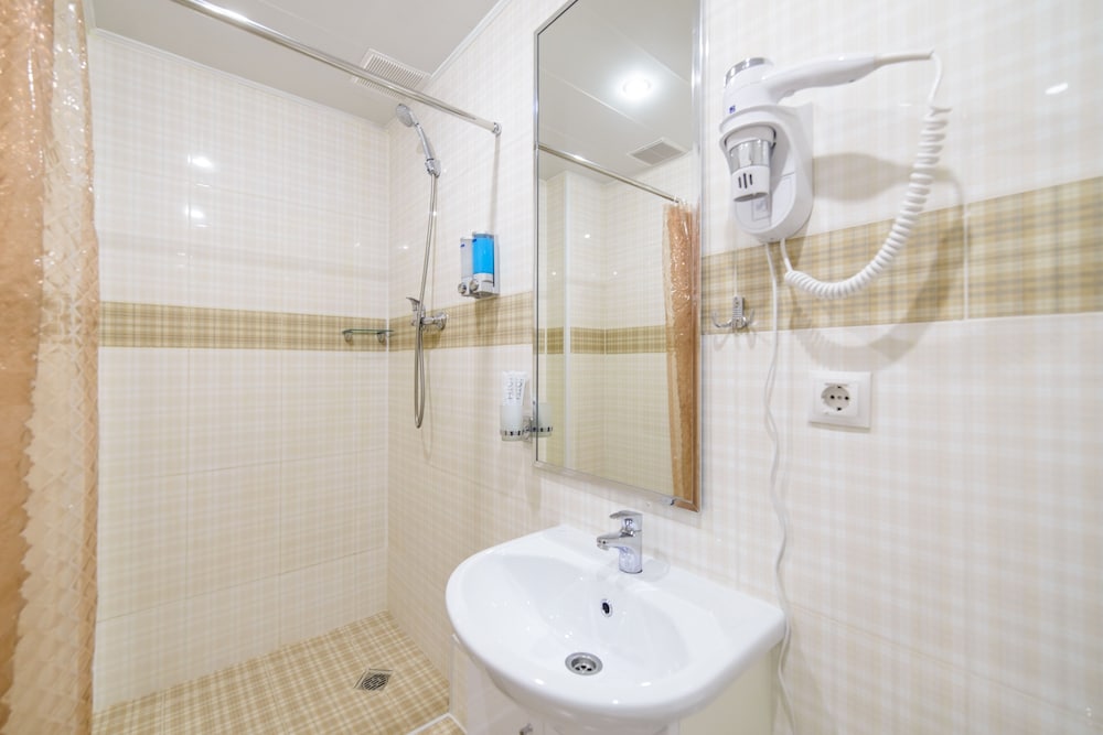 Standard Double Or Twin Room, No Windows photo 2