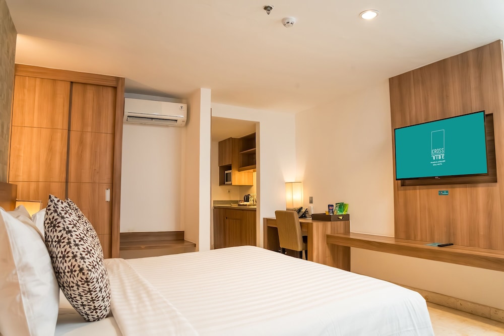 Deluxe Pool Suite - Photo 9